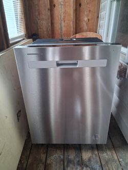 Whirlpool Stainless Dishwasher (Hidden Top Controls) - Immaculate