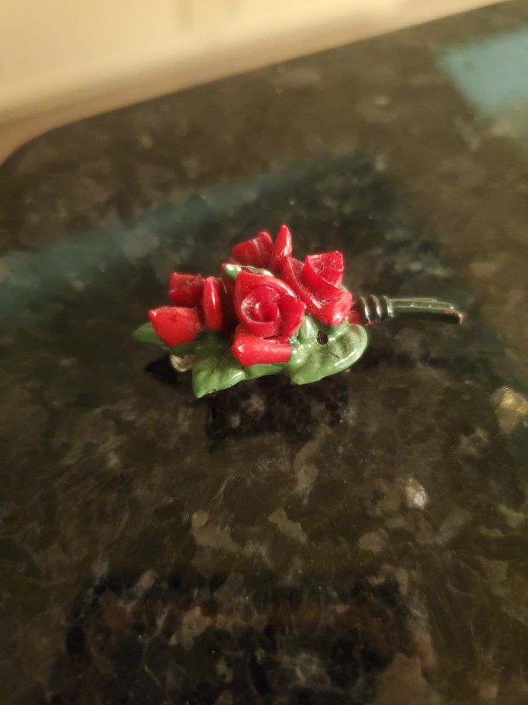 VINTAGE 1930'S MOLDED/CARVED BOUQUET OF RED ROSES