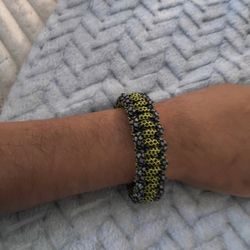 Paracord bracelet for men and women (it has another bracelet for kids)