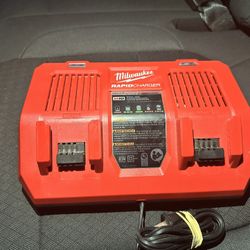 Milwaukee Dual Rapid Charger