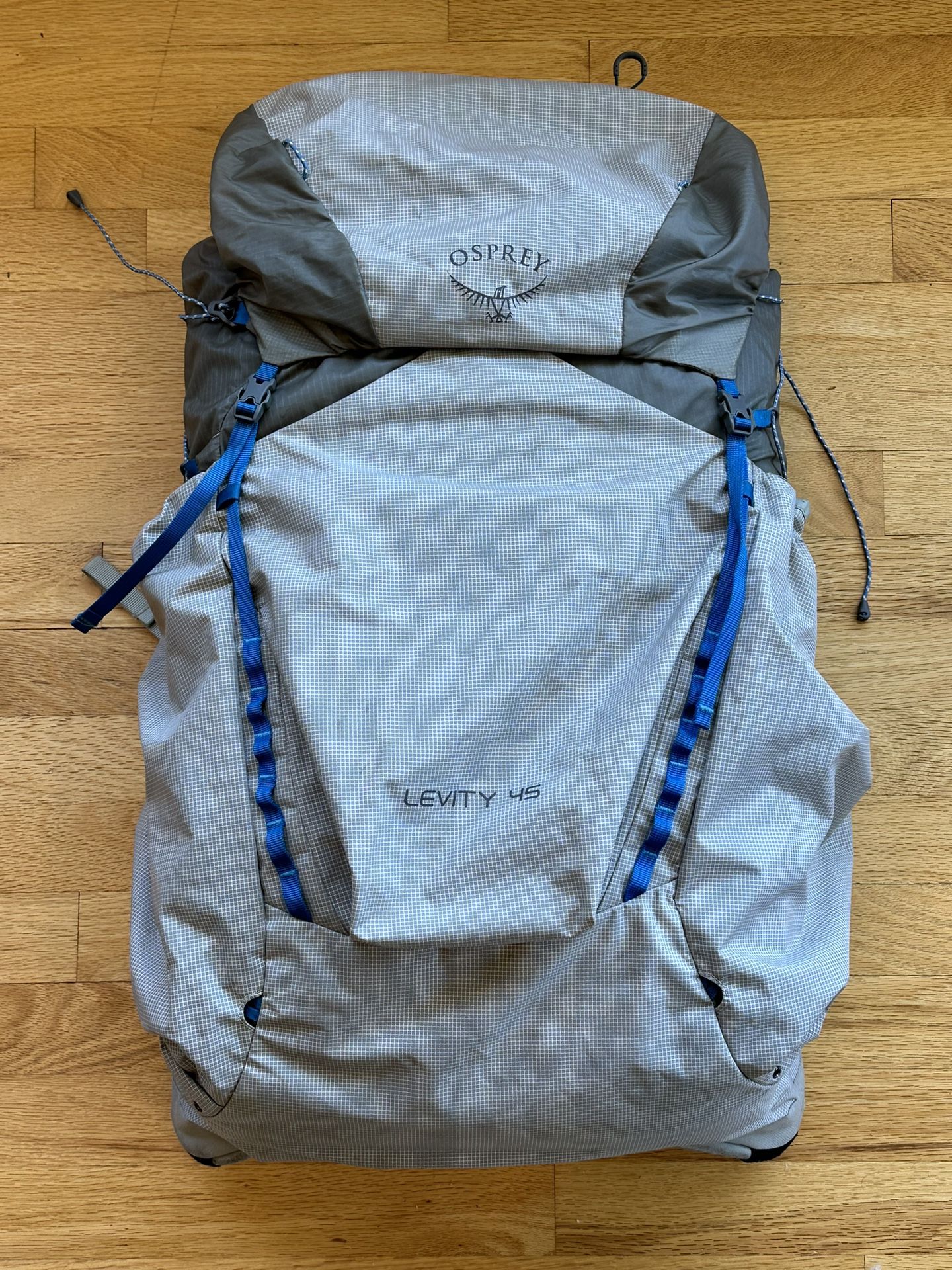 Osprey Levity 45 Men’s Ultralight Backpack (M, Light Grey)