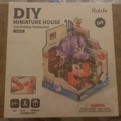 Rolife Miniature Sea Holiday Restaurant