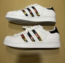 Adidas originals Superstar ‘gold metallic ‘ Women’s Size 9