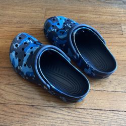 Blue Camp Crocs Size 5 Boys, 7 Women