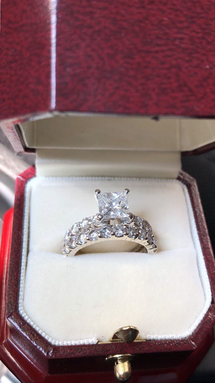 Princess cut lady’s diamond / engagement / wedding ring