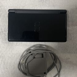 Black DS lite with charger and a R4 Card