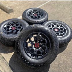 Toyota tundra TRD pro wheel with tires 285/70/18