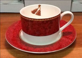 NIB Hallmark HOLIDAY FINE CHINA SET OF 4 BURGUNDY CUPS & SAUCERS BY SAKURA