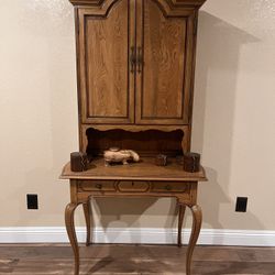HIGH END THOMASVILLE  ANTIQUE SECRETARY CABINET IN PRISTINE CONDITION 