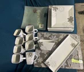 New Snowflake Holiday Dishes Placemats 37 Pieces