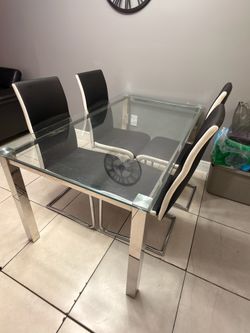 Dining Table w 4 chair set from Rooms To Go