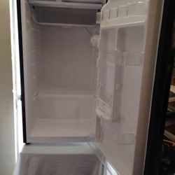 Refrigerator (Igloo)
