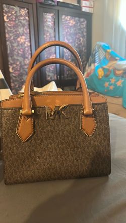 Bolsa MK nueva solo no tiene las etiquetas