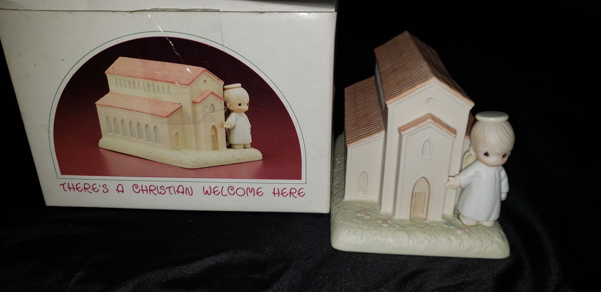 PRECIOUS MOMENTS THERE'S A CHRISTIAN WELCOME HERE SPECIAL COMMEMORATIVE CHAPEL EXCLUSIVE 523011