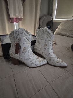 White Floral Embroidered Western Cowboy Boots