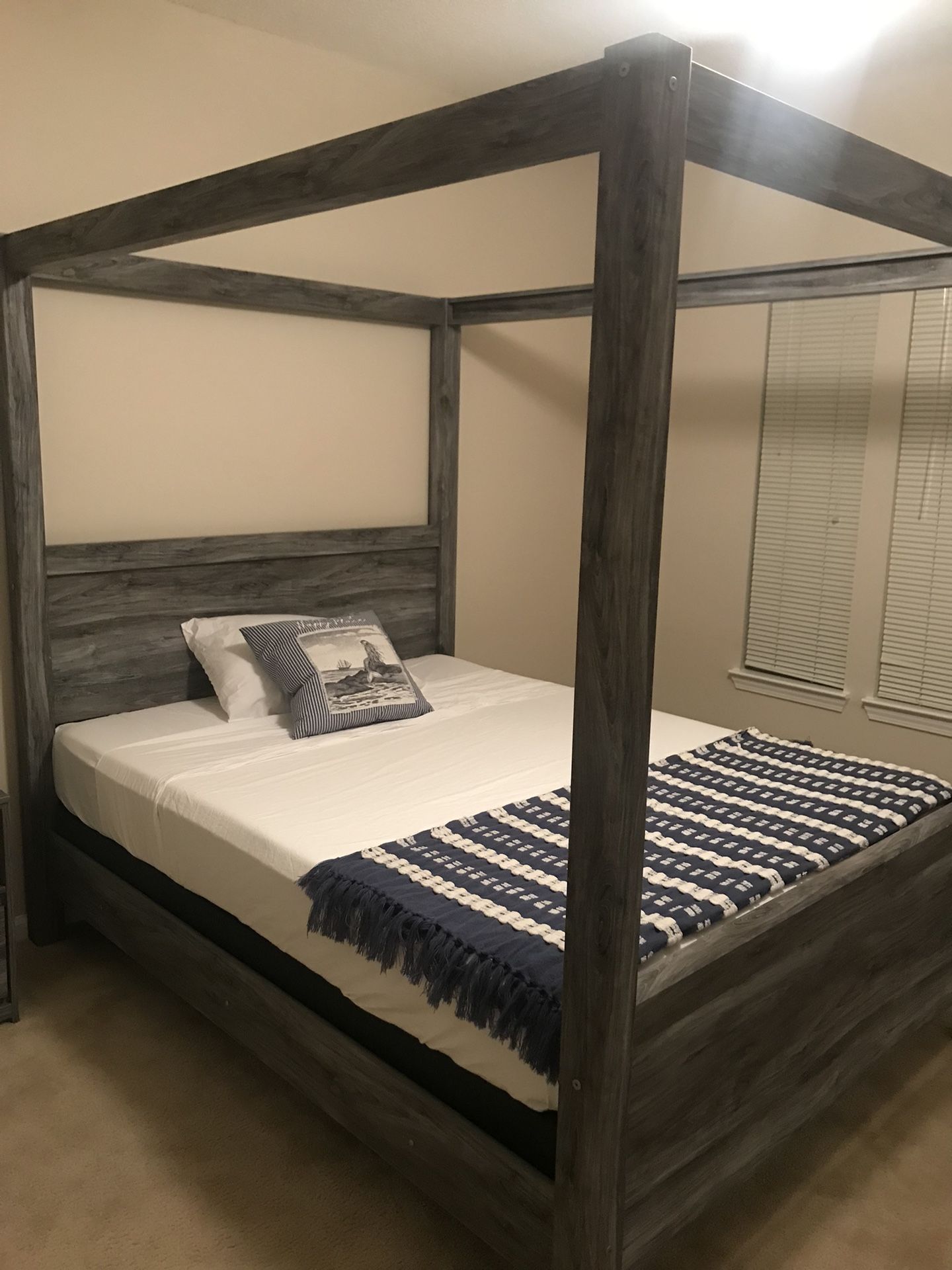 Queen Bed Canopy Frame Mattress