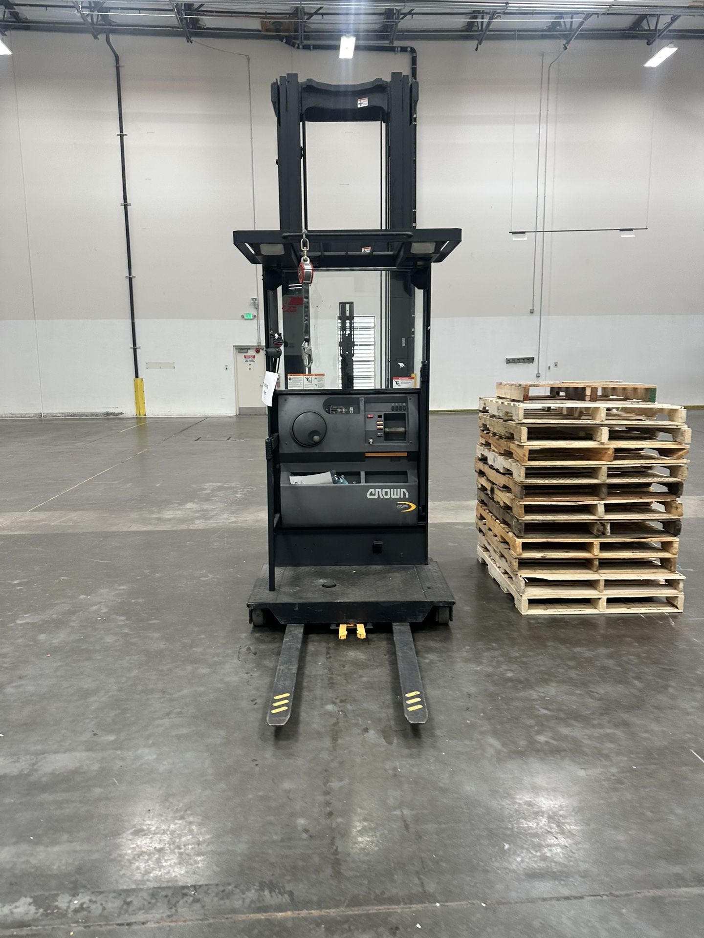 Crown Electric Forklift Reach Lift