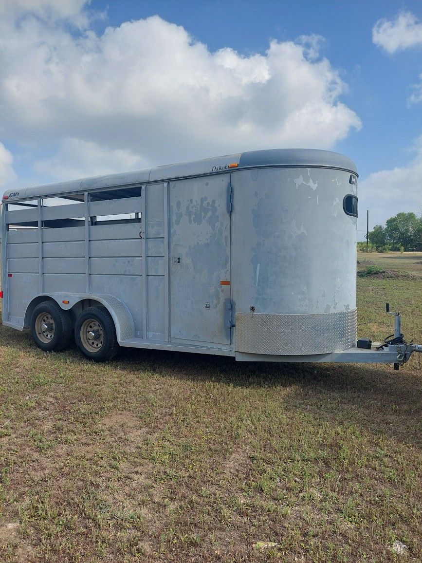 CM 3 Horse Trailer