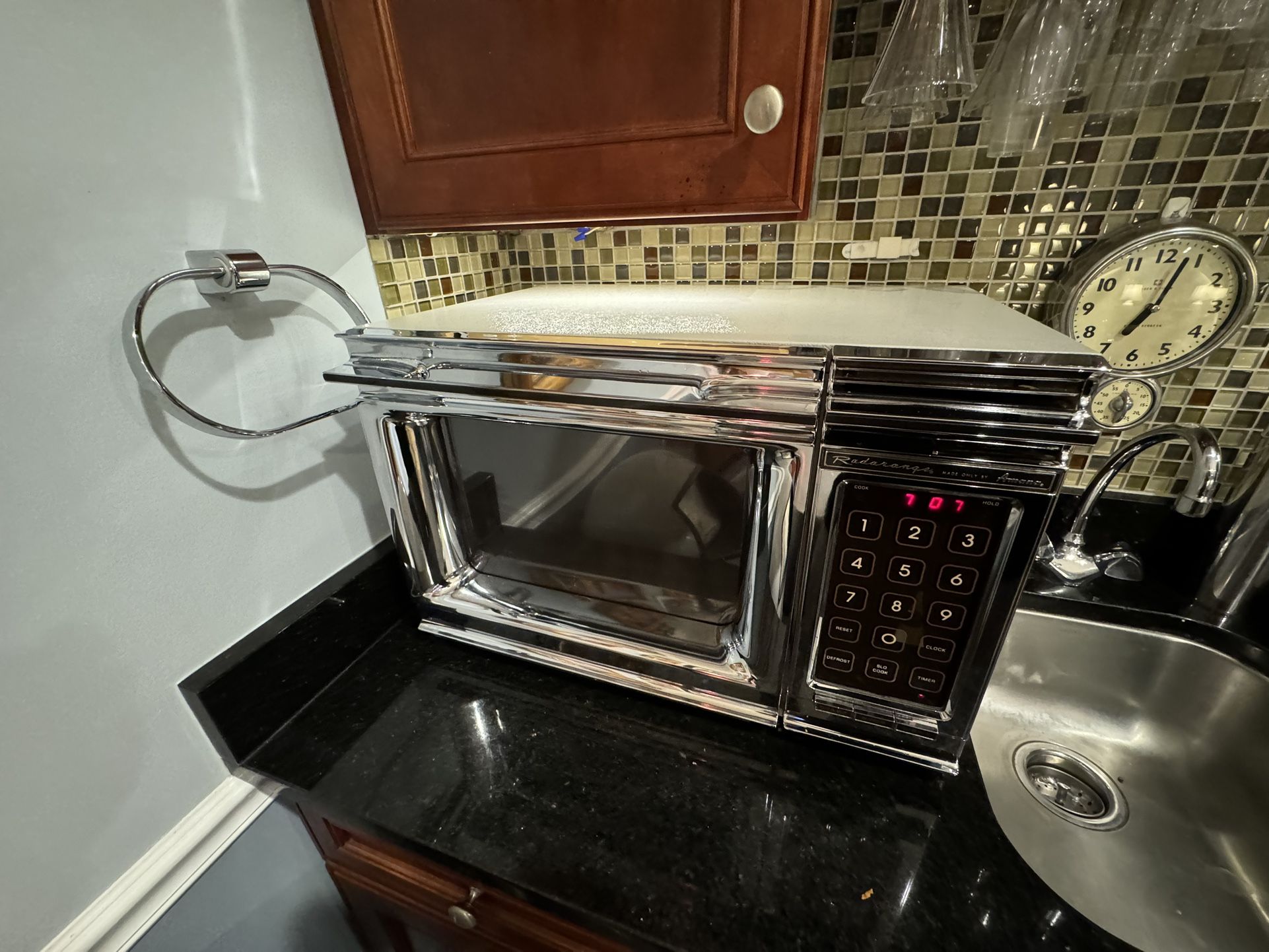 AMANA RadaRange Vintage Microwave Oven 1600 Watts. Sweet