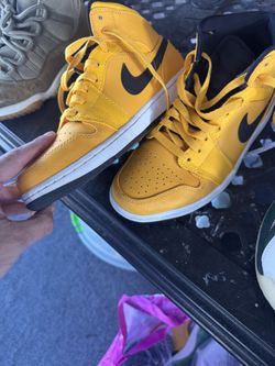 Nike Air Jordan 1 Mid University Gold Black