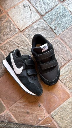 Boys NIKE toddler 9C black sneakers