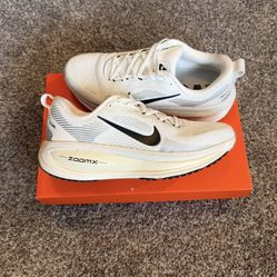 Nike Vomero 18 Running Size 8 Men 