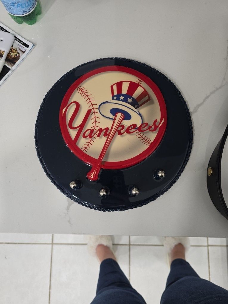 Vintage Yankee Wall Hanger With 4 Hooks