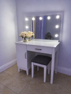 White Vanity Table Set with Lighted Mirror