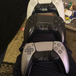 3 PS5 Controllers 