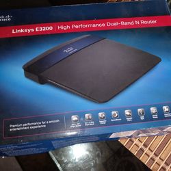 Linksys E3200 High Performance Dual-Band N Router - up to 300 Mbps, 2.4/5.0 GHz, 4x Gigabit Ports, USB Connection to Router