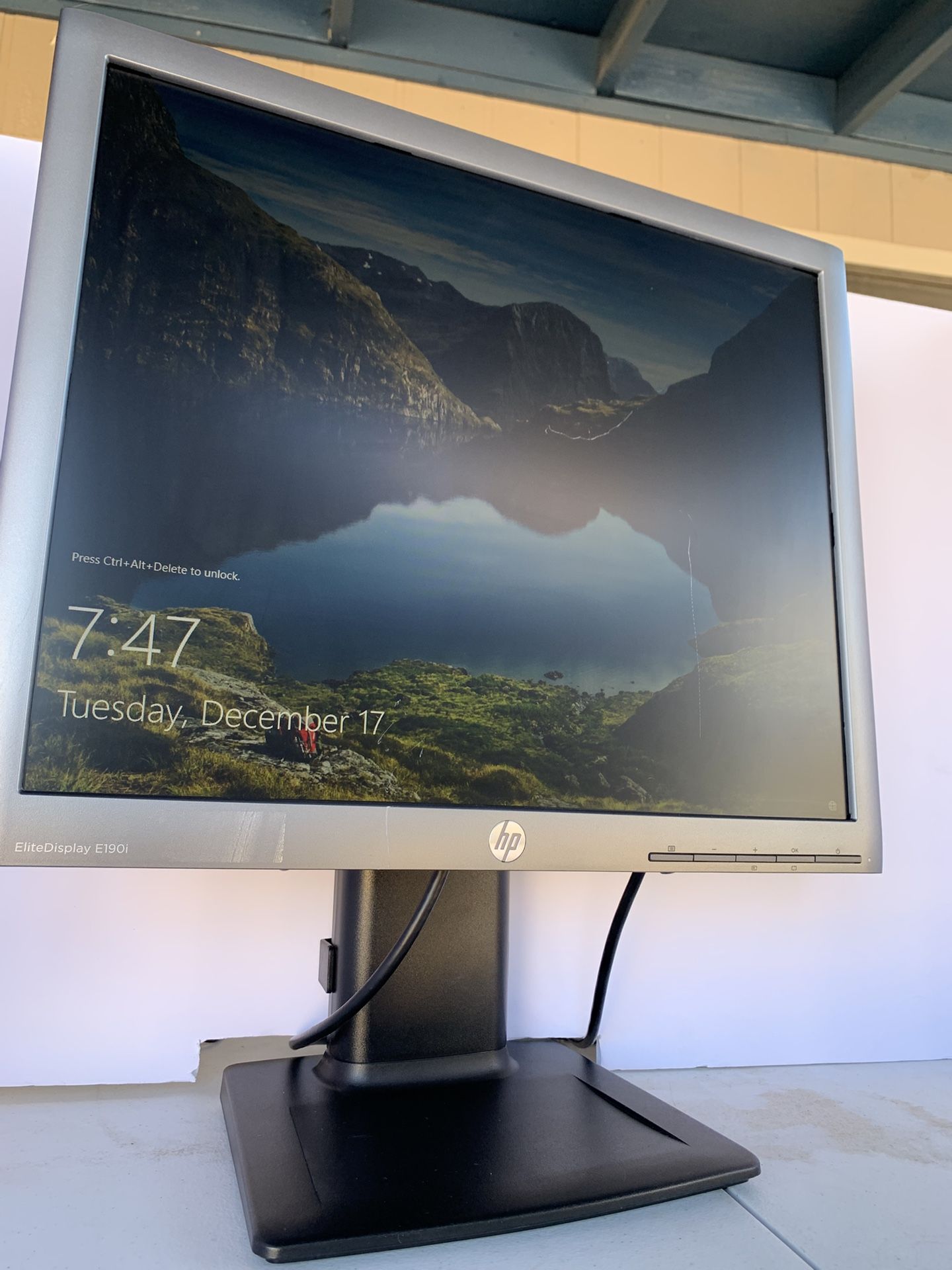 HP E190i IPS Display Monitor (scratched display)