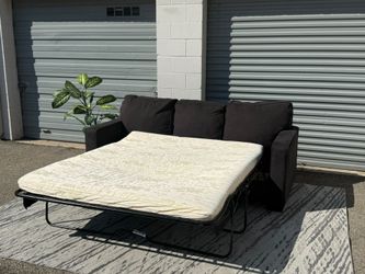 🛋️✨ BEAUTIFUL 3-SEAT SOFA SLEEPER / FUTON – LIKE NEW! 🚨🔥 FREE DALLAS DELIVERY!