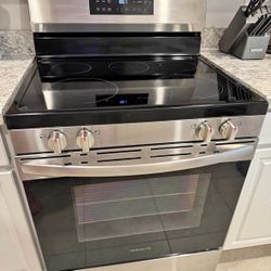 2025 Model Stainless Steel Electric Range With EvenTemp And Steam Clean