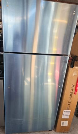GE STAINLESS STEEL TOP FREEZER REFRIGERATOR...18 CU....NEW....$ 450