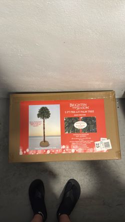 5 Foot pre-lit palm tree