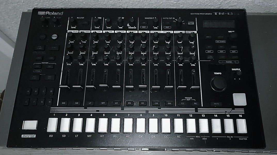 Roland Tr-8s Rhythm Performer Drum Machine