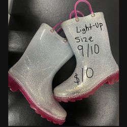 GIRLS RAIN BOOTS SIZE 9/10.    Glitter/ Light Up . Pick up downtown LA little Tokyo area.