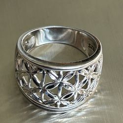 925 Silver Quality Ring.  Size 8.