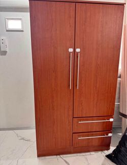 Closet With 2 Drawers