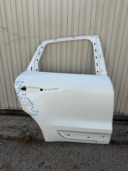 2015 2016 2017 2018 2019 2020 2022 2022 2023 2024 2025 Porsche Macan Rear Right Passenger Side Door Shell