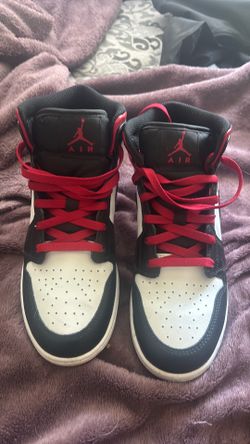 Jordan’s 1 mid / red black white size 7