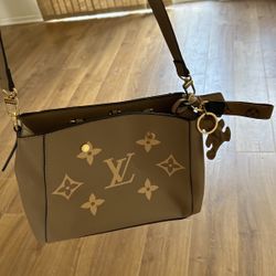 Louis Vuitton Beige Gold Purse Authentic for Sale in San Diego, CA
