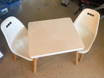 Children’s table and chair set