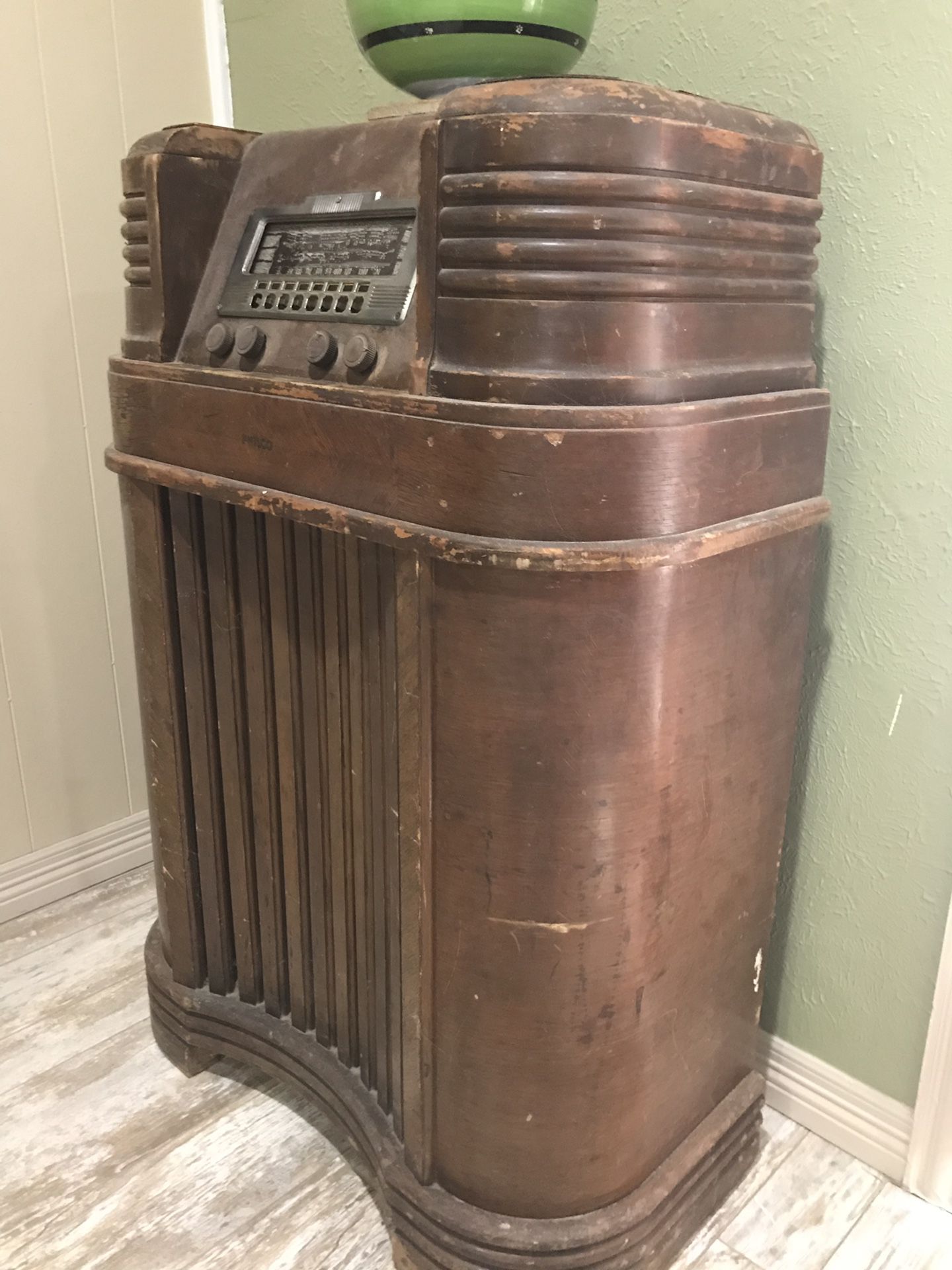 PHILCO antique radio. Has short wave, police scan, radio,