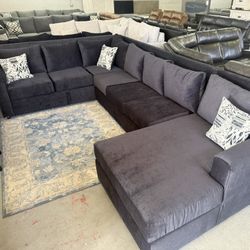 NEW EXTRA LARGE SECTIONAL IN BLACK! I CAN ORDER THIS IN ANY COLOR YOU LIKE BRAND NEW! 