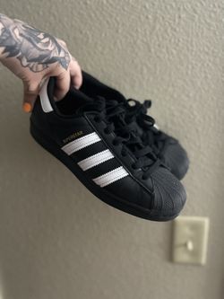 Unisex* Adidas Superstar Black And White for Sale in Everett, WA - OfferUp