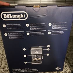 De'Longhi 15-Bar Pump Espresso and Cappuccino Machine. 