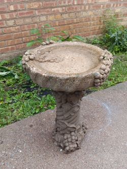 Vintage Heavy Solid Concrete Outdoor Patio Birdbath W/ Decorative Grapevine Pattern
