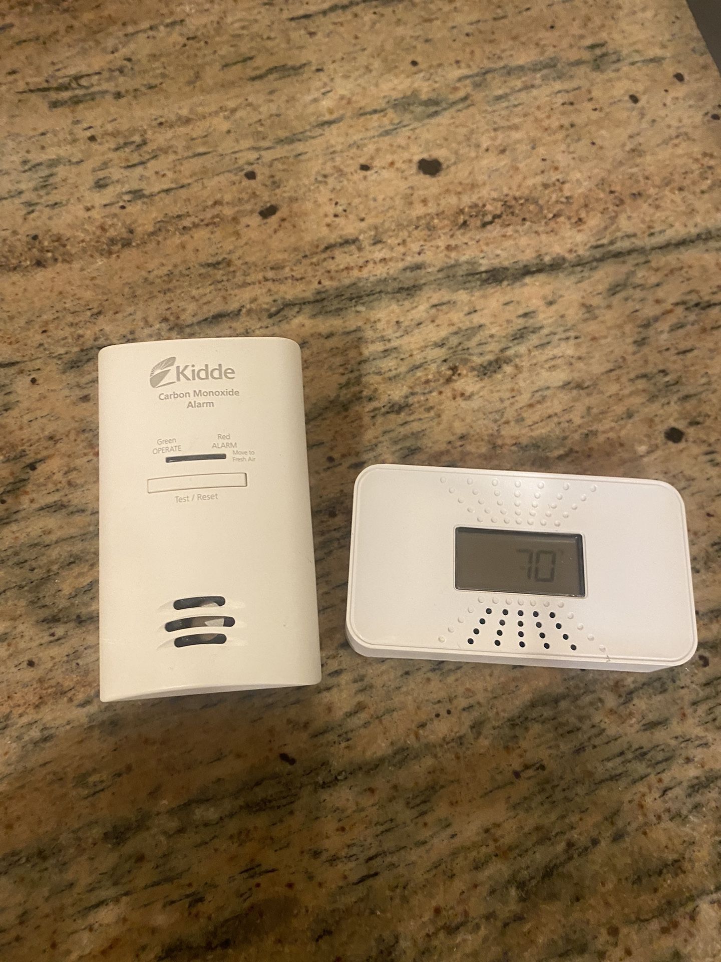 2 functioning carbon monoxide detectors