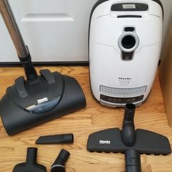 NEW cond MIELE COMPLETE C3  MODEL,  ATTACHMENTS  , ACCESSORIES  , AMAZING POWER SUCTION  , WORKS EXCELLENT  , IN THE BOX 